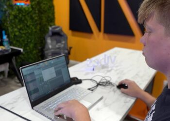 15 year old Logan P is already a Beast in FL Studio! Makes Crazy Beat on the Spot!