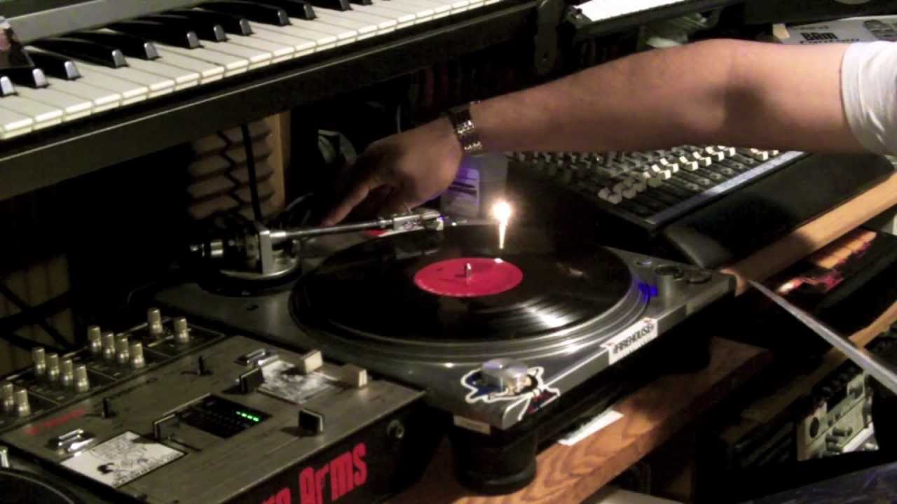 Asterix Making A Beat Using Native Instruments Maschine and Vinyl Records