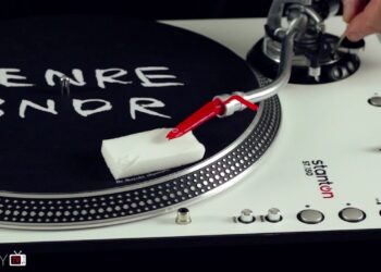 Cleaning a Turntable Needle With an Eraser Sponge