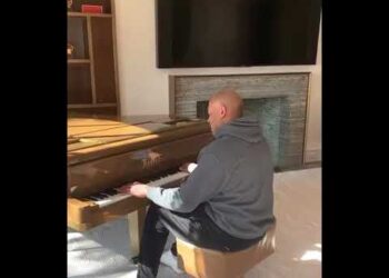 DR.DRE playing Still Dre (2001)