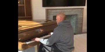 DR.DRE playing Still Dre (2001)