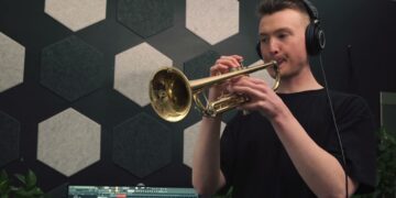 KingFisher makes a crazy beat from scratch in under 3 mins