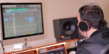 Mixing With Headphones – Open Back vs. Closed Back