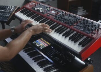 Nord Stage 3 vs. Korg Kronos – Playing the First 16 Preset Sounds