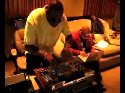 Platinum Producer Ensayne Wayne making a beat