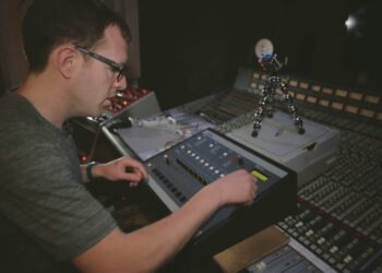 Primtive World takes us inside the E-mu SP-1200 sampler