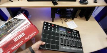 Studio life ep 5 | Akai mpd 232 – Behringer Ultragain Pro mic preamp & Headphone amp | Unboxing mpc