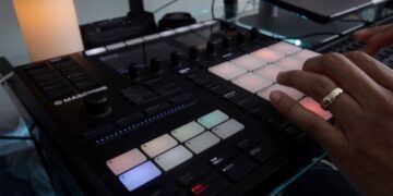 Making A Piano Beat Using Maschine MK3! (Maschine Beat Making)