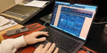 Share the screen bro