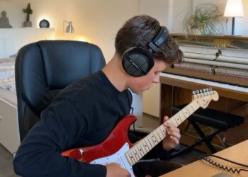 NBA YoungBoy’s Guitarist Makes A Beat For Him From Scratch